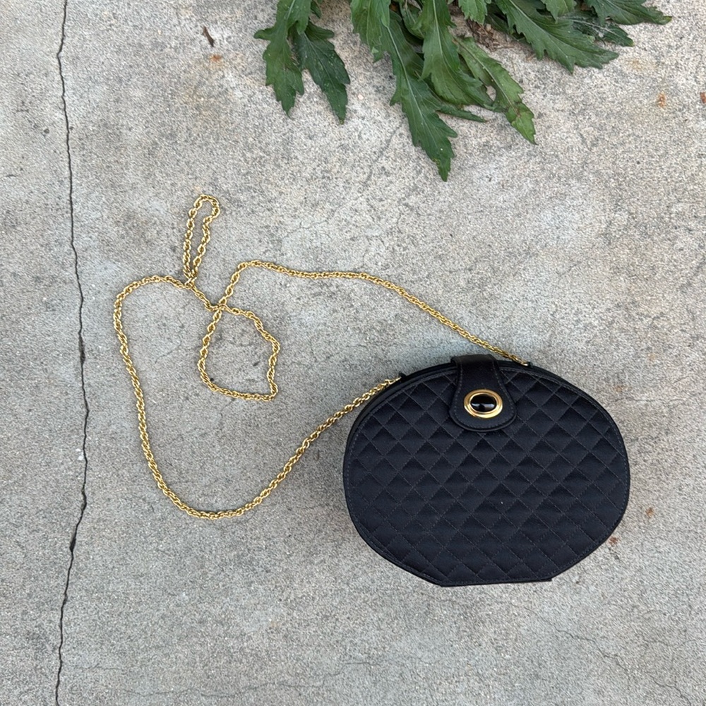 Vintage. Black Quilted Oval Body, Gold Chain Strap